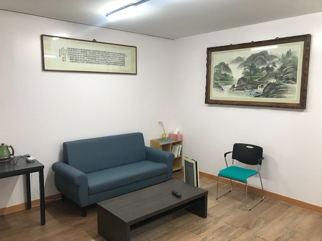 소파와 산수화가 있는 한담철학관 대기 공간